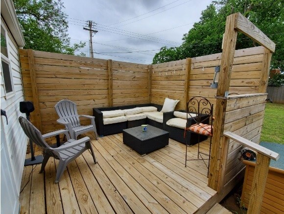 Building Photo - 414 E 6th St