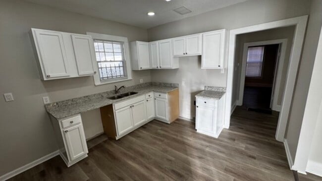 Building Photo - 1418 Snowden Ave