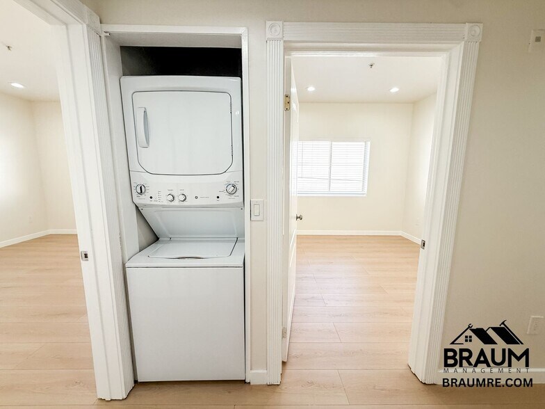 Building Photo - 10849 Fruitland Dr