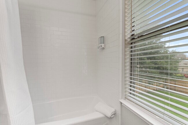 Building Photo - 2216 Silverleaf Ln