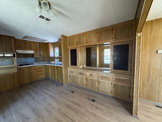 Building Photo - 384 Moser Ave