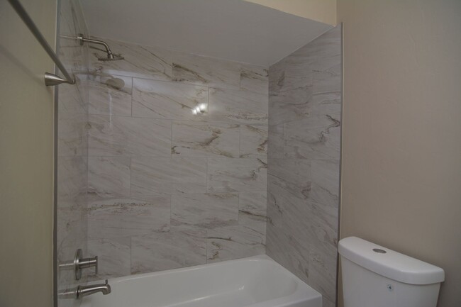 Building Photo - Remodeled 3 Bedroom 2 Bath House! South Tu...