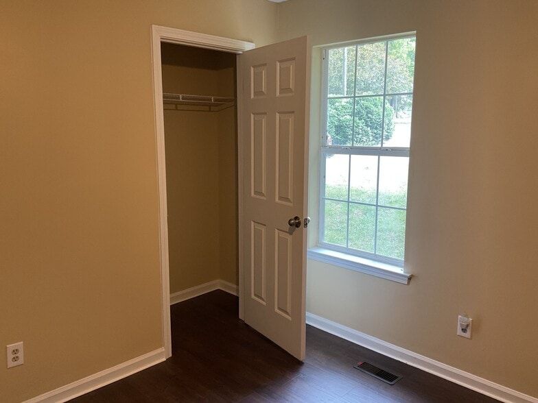 Building Photo - 222 Shadow Wood Dr