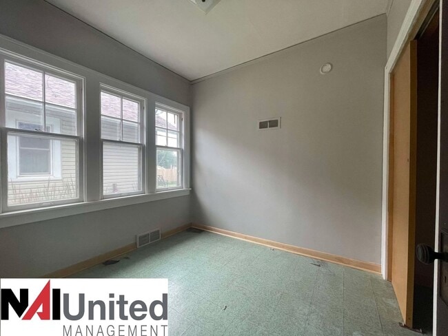 Building Photo - Four bedroom, one bathroom for rent in Mor...