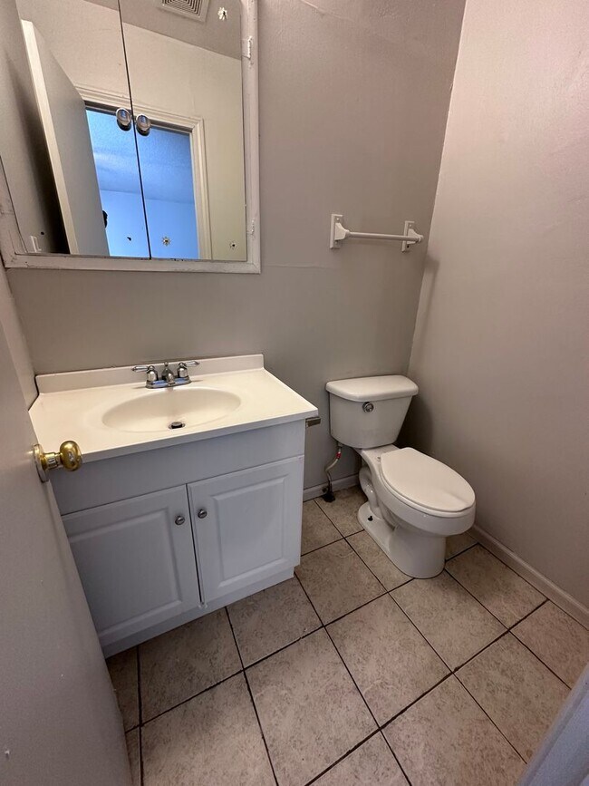 Building Photo - $1250 - 3 bed 1.5 bath - Single Family Hom...