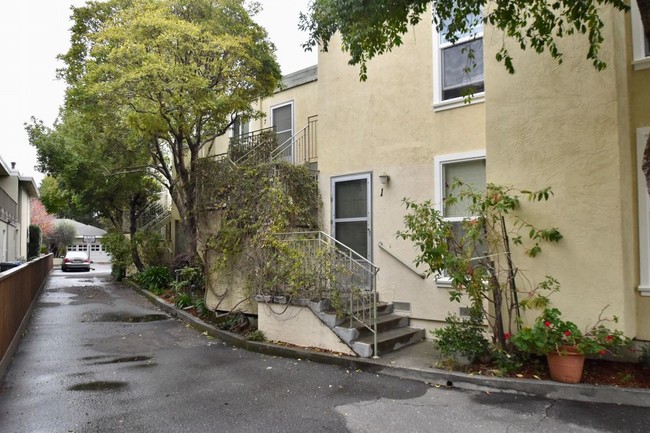 Building Photo - Adorable Unit Steps from Downtown San Anselmo