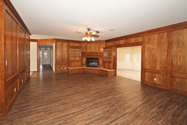 Building Photo - Spacious Canyon Home