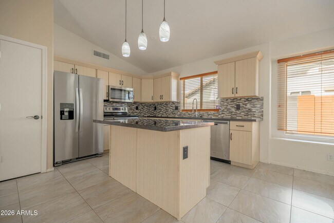 Building Photo - 1401 S 80th St