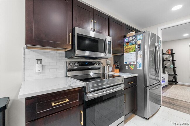 Building Photo - 1476 Oakbrook E Dr