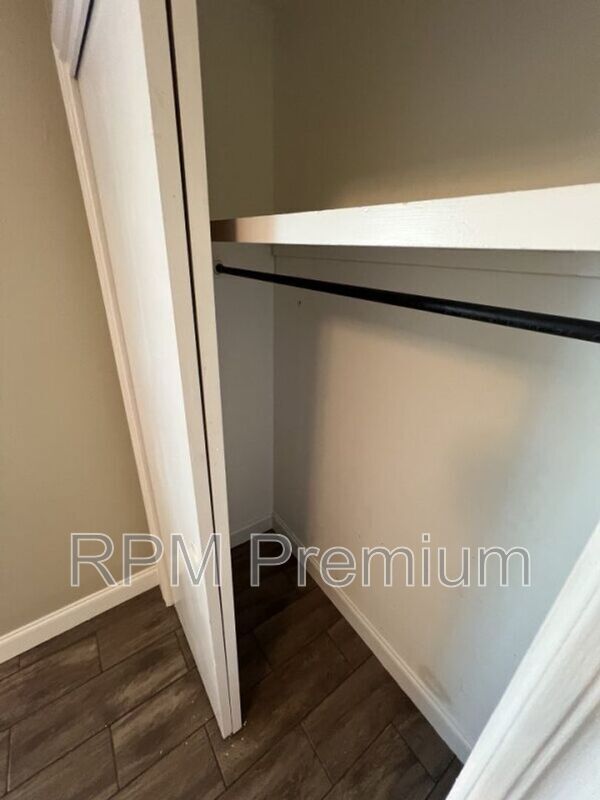 Building Photo - 207 Sinbad St