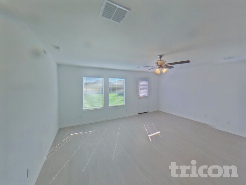 Building Photo - 1613 Parlier St