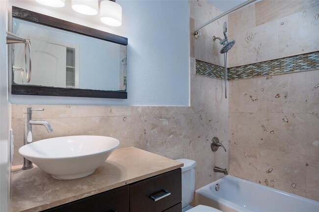 Building Photo - 802 Prince Valiant Dr