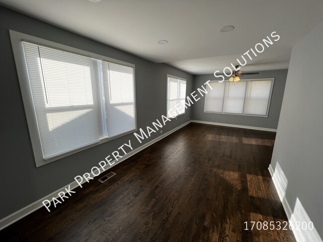 Building Photo - Oak Lawn - 3 Bedroom Single Family Home