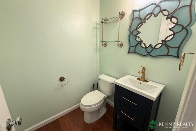 Building Photo - Spacious 3 bedroom, 2.5 Bathroom Condo w/ ...