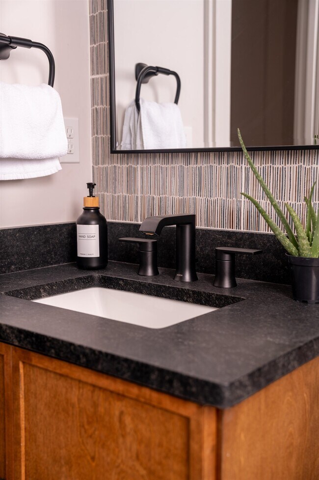 Building Photo - 612 W 8th Ave