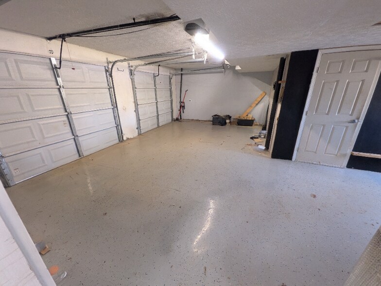 Building Photo - 5845 Shadewater Dr