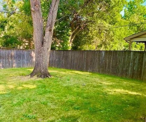 Large backyard - 6898 Newman Street