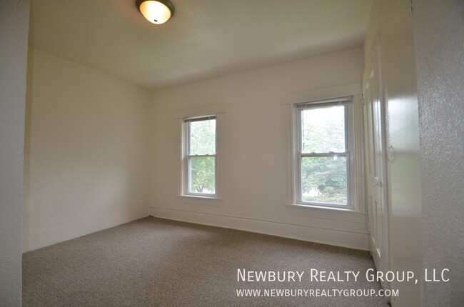 Building Photo - Charming Two-Bedroom Townhouse-Style Apart...