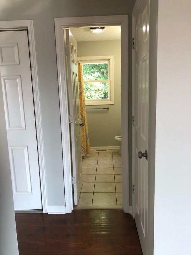 Building Photo - 1050 Scarlett Ln