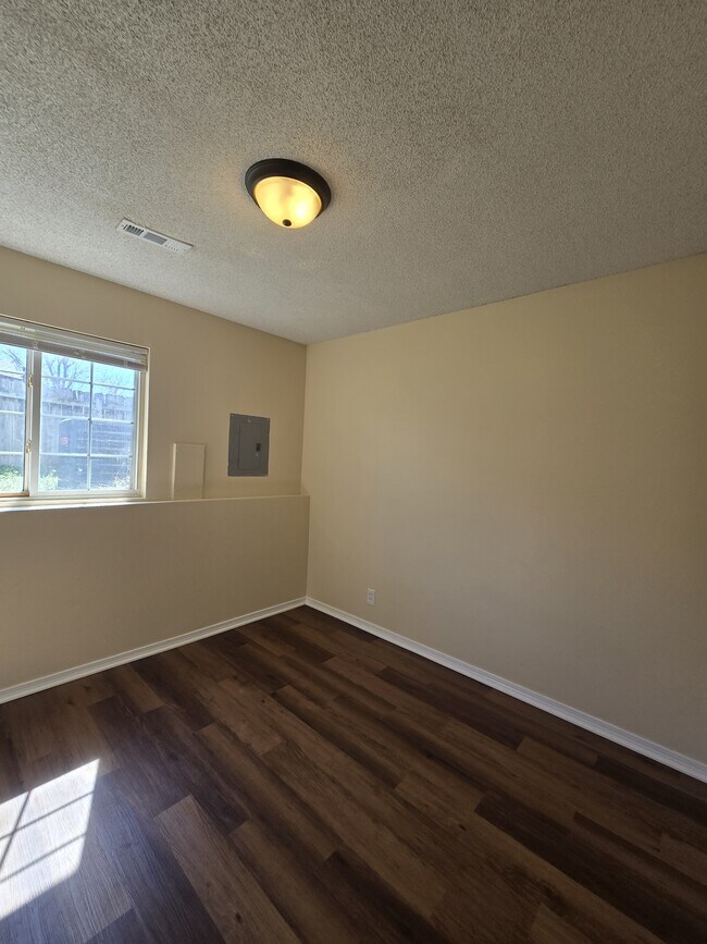 Building Photo - 4462 S Elizabeth Ave