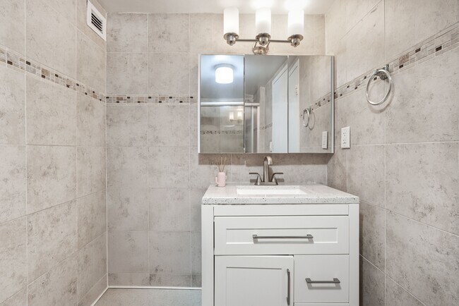 Building Photo - 17011 N Bay Rd