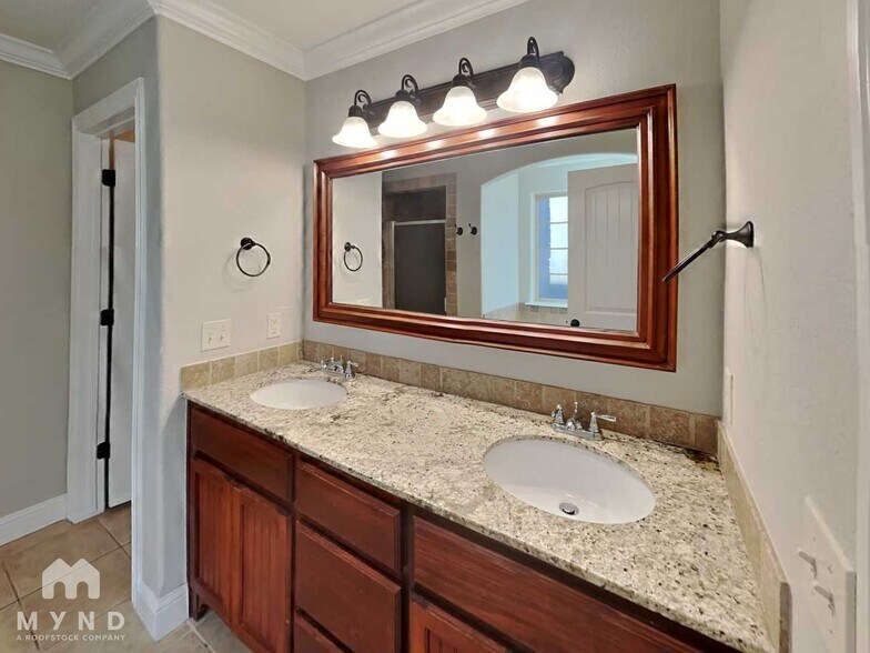 Building Photo - 102 NE Larkspur Ln