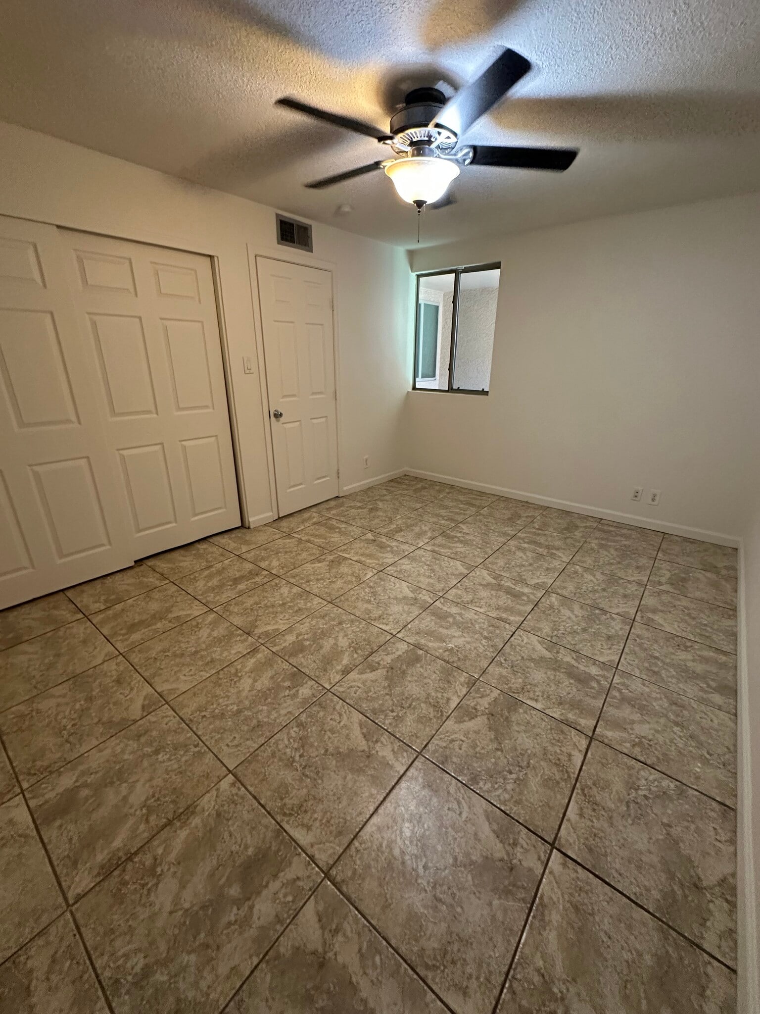 Building Photo - 1005 W 5th St