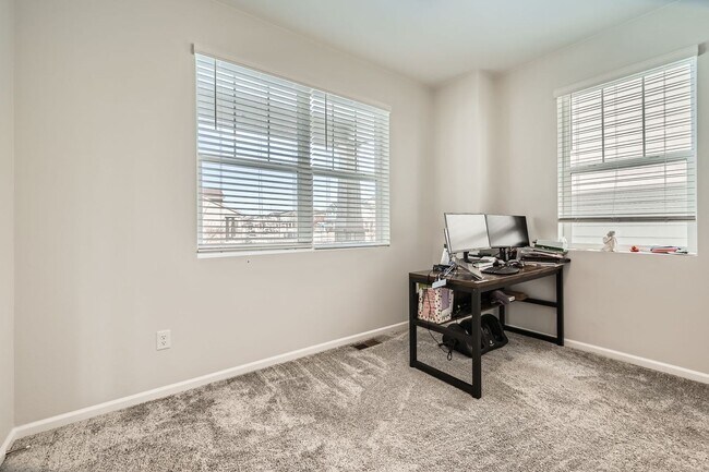 Building Photo - Wonderful 4/2.5 Home in SE Longmont. Large Rooms and Great Fenced Yard. Attached Garage.