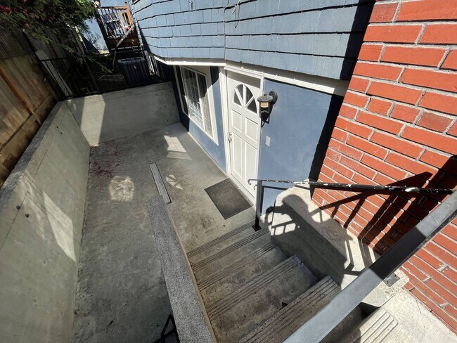 Building Photo - Large Private Bedroom / Furnished! Beautif...