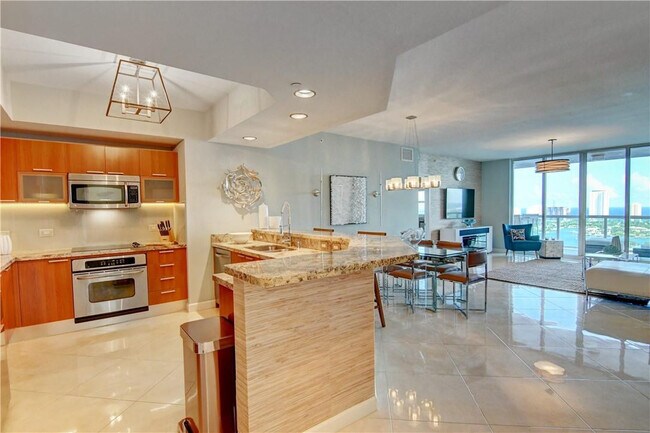 Building Photo - 2640 Lake Shore Dr