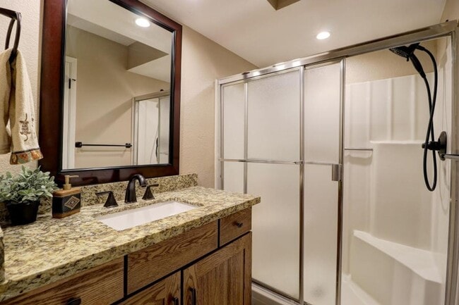 Building Photo - 45+ Active Adult Resort Community Updated Golf Course Property Available APRIL 2026 through Decem...