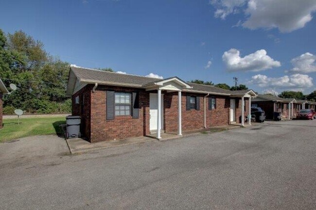 Primary Photo - 15-415 Thompsonville Ln
