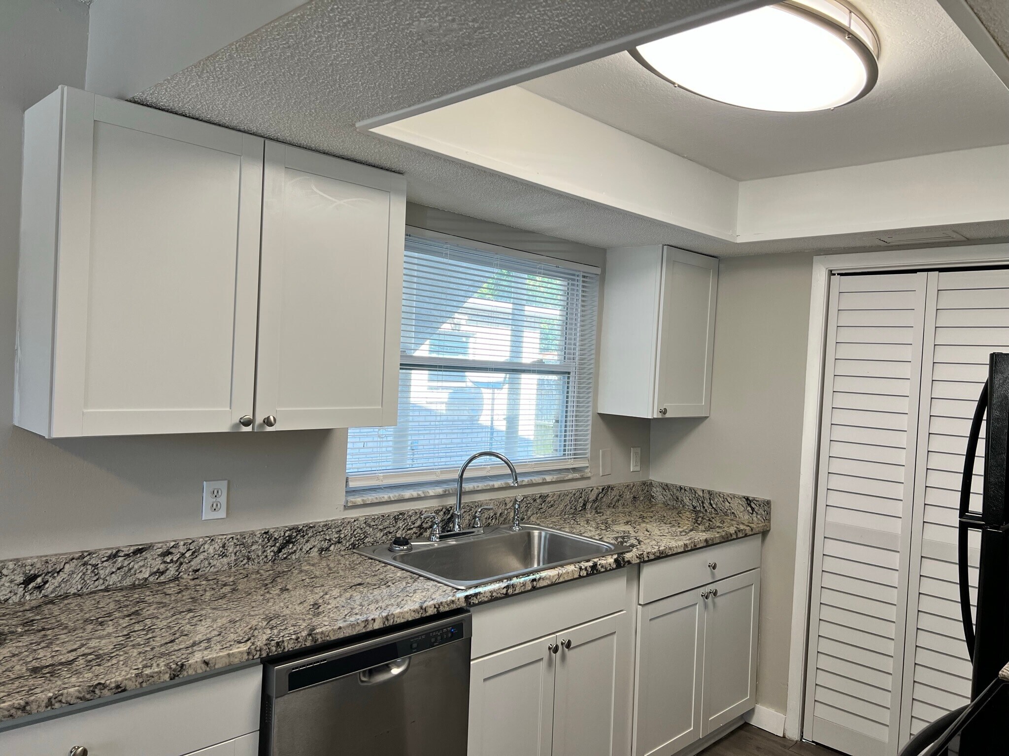 Building Photo - 2 Bed/1 Bath - Unit 106