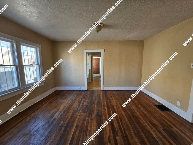 Building Photo - 2 bedroom, 1 bath near CNM and UNM