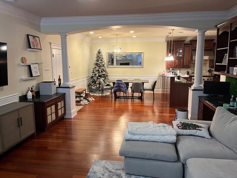 Building Photo - 1442 W Fullerton Ave