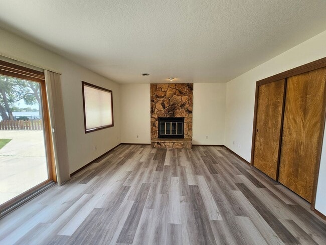 Building Photo - Beautiful 4 Bedroom Home on the Lake-May Rent FREE!