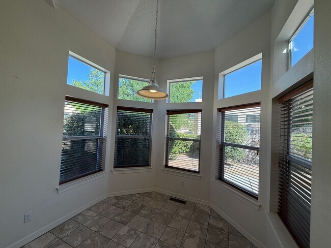 Building Photo - 6517 Glen Oak NE