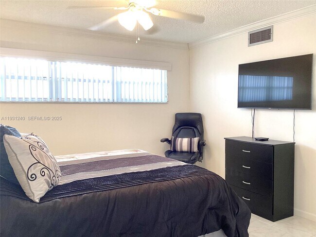 Building Photo - 681 S Hollybrook Dr