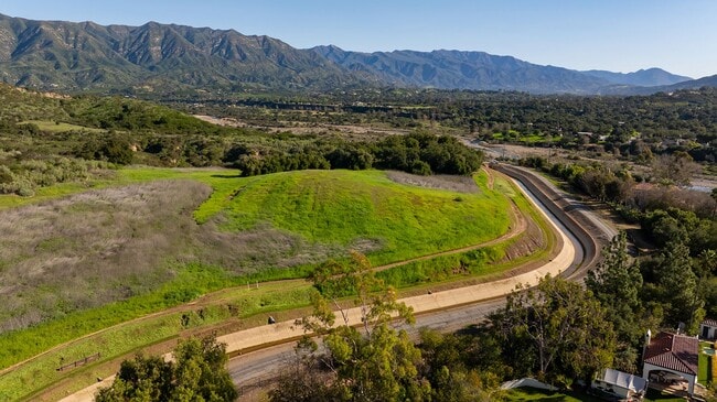Building Photo - Outdoor Oasis