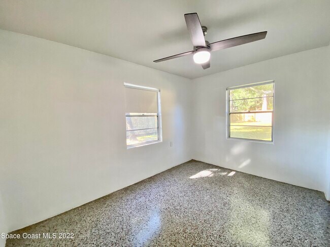 Building Photo - 57 NW Shannon Ave