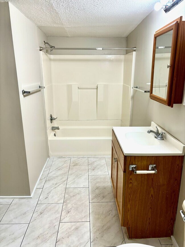 Building Photo - Spacious 4 bedroom in Portland-Section 8 Accepted **1/2 off first months rent**