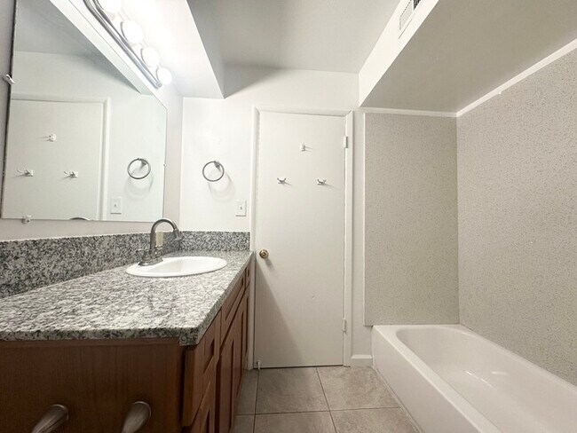 Building Photo - Updated 3 Bedroom 1.5 Bathroom Home in Desirable Arden Park!