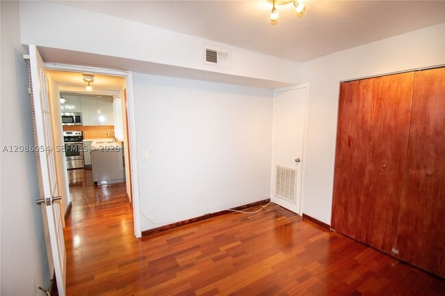 Building Photo - 110 S Shore Dr