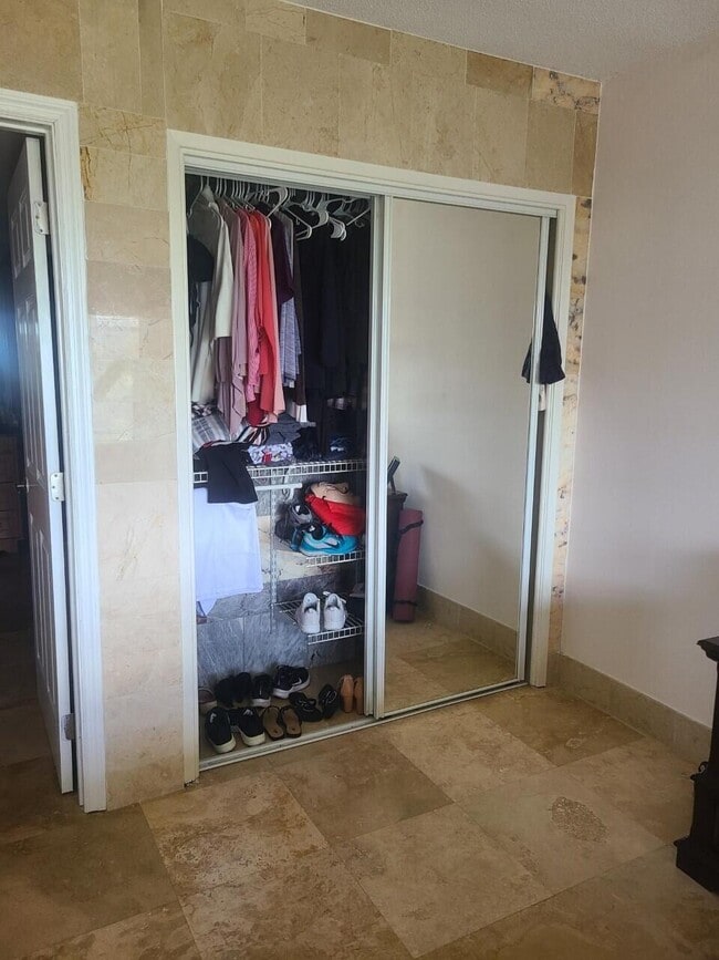 Building Photo - 3050 N Palm Aire Dr