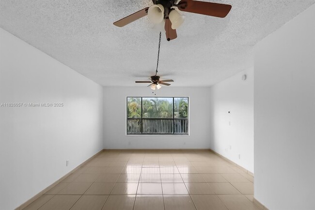 Building Photo - 10167 Twin Lakes Dr