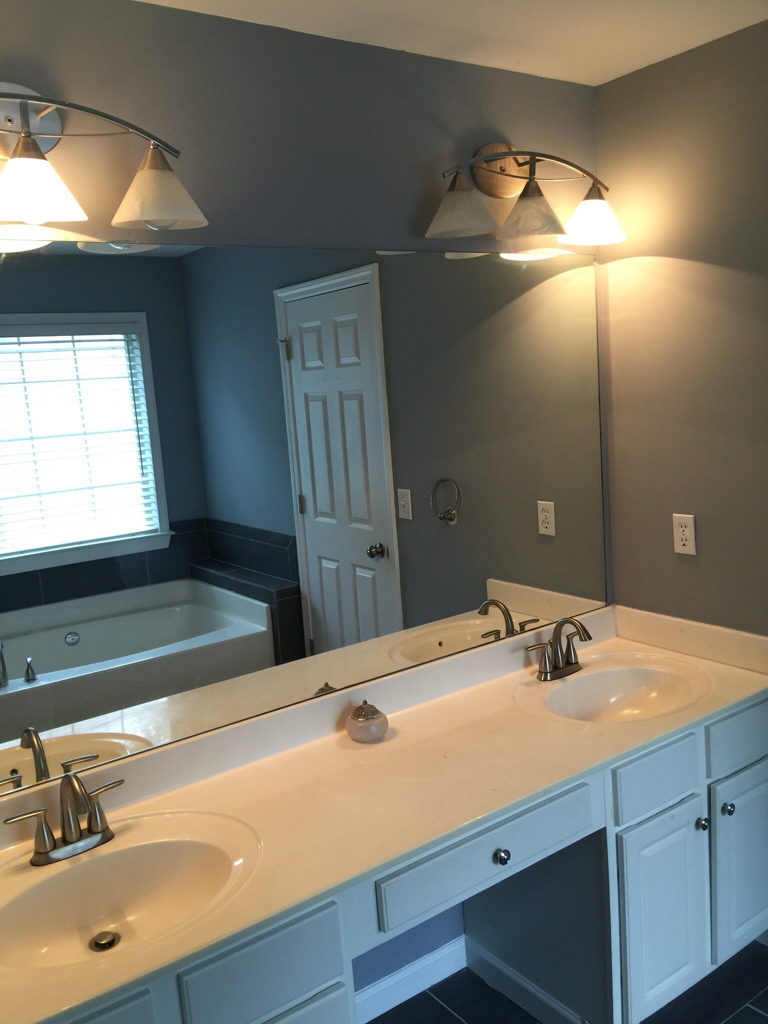 Owner's bathroom - 2011 Chelton Way SE