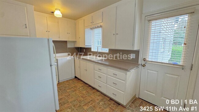 Building Photo - 3425 SW 11th Ave