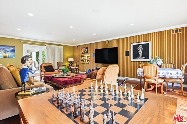 Building Photo - 516 S Rimpau Blvd