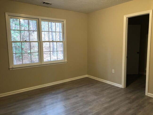 Building Photo - 515 Chateau Dr SE