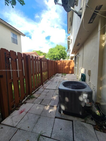 Building Photo - 305 NW 109th Ave